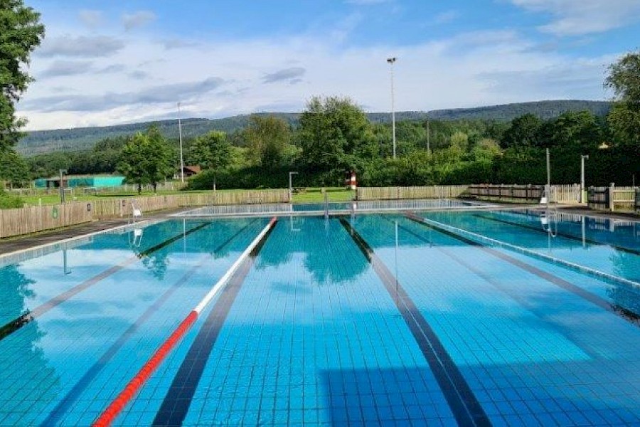 🚨🏊 Gute Nachrichten: Das Schwimmbad &ouml;ffnet heute wieder! 🏊🚨
