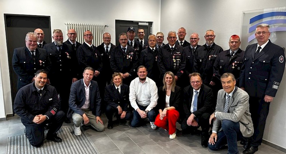 Landrat Winfried Becker verleiht Goldene Brandschutzehrenzeichen f&uuml;r 40 Jahre und 50 Jahre aktiven Feuerwehrdienst