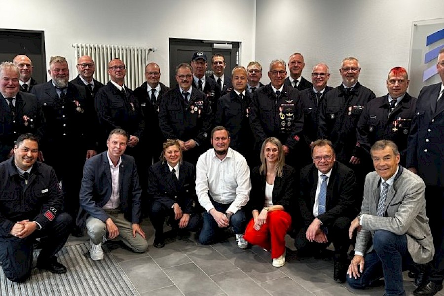 Landrat Winfried Becker verleiht Goldene Brandschutzehrenzeichen f&uuml;r 40 Jahre und 50 Jahre aktiven Feuerwehrdienst