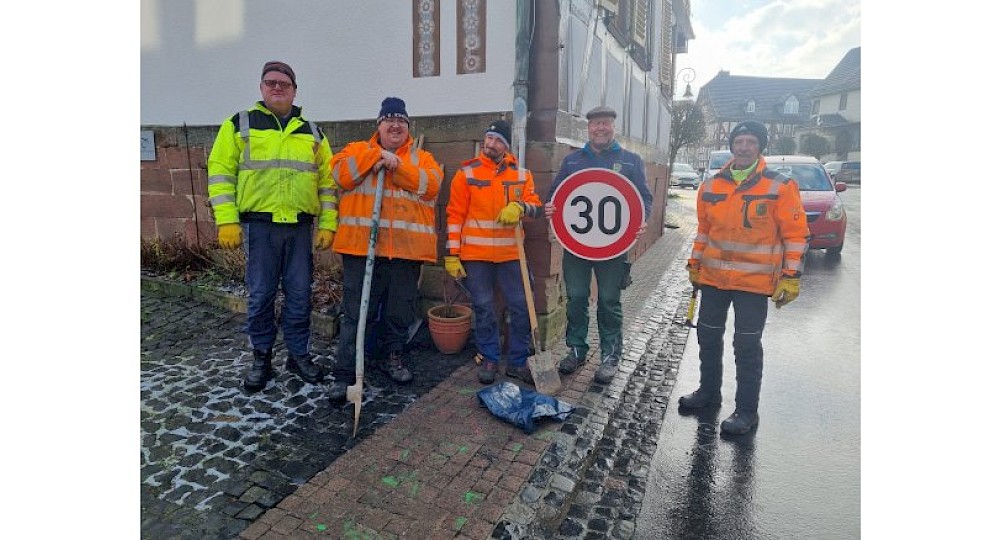 30 km/h Bahnhofstra&szlig;e in der Ortsdurchfahrt von Jesberg