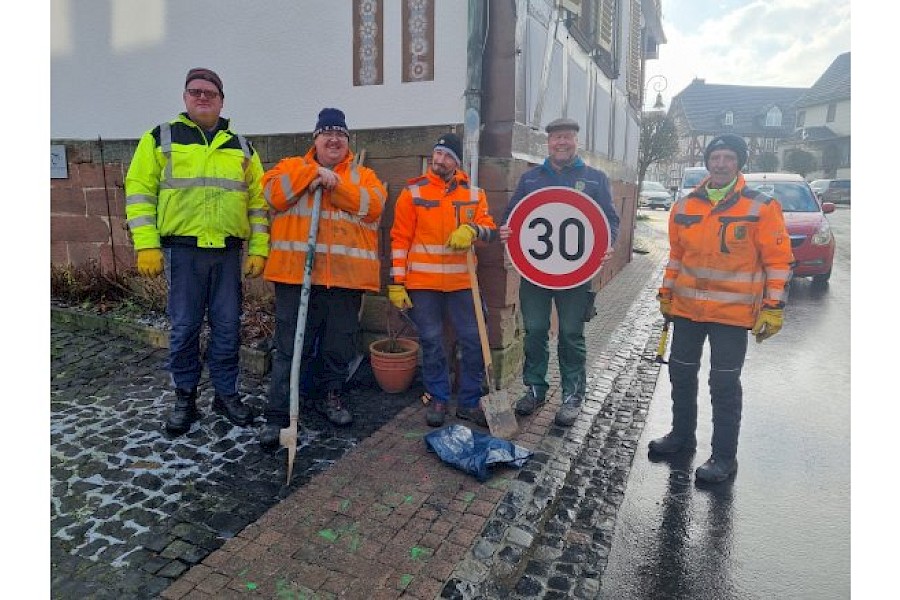 30 km/h Bahnhofstra&szlig;e in der Ortsdurchfahrt von Jesberg