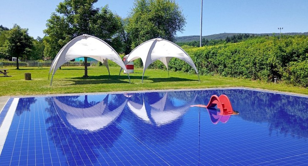 Neue Schattenspender im Freibad