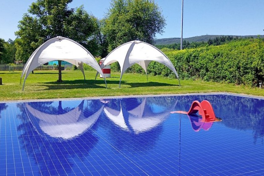 Neue Schattenspender im Freibad
