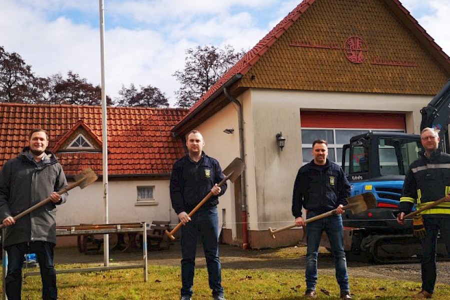 Spatenstich f&uuml;r die neue Fahrzeughalle